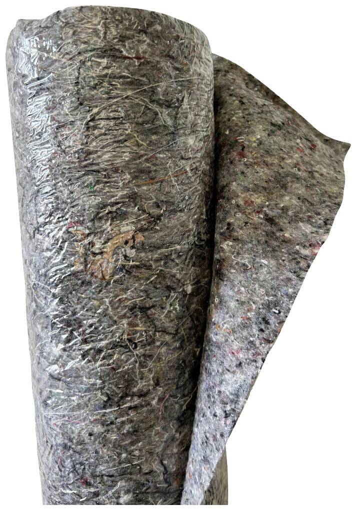 Eine zusammengerollte Matte aus recyceltem Material, vermutlich zum Schutz beim Malen oder Umziehen, zeigt eine Vielzahl von Farbflecken.