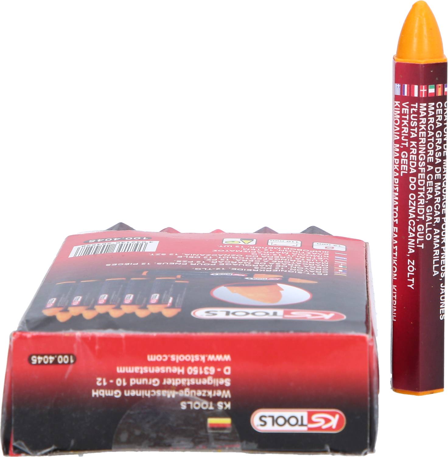 Eine rote Wachsmalkreide steht aufrecht neben einer geöffneten Verpackung mit weiteren Kreiden.