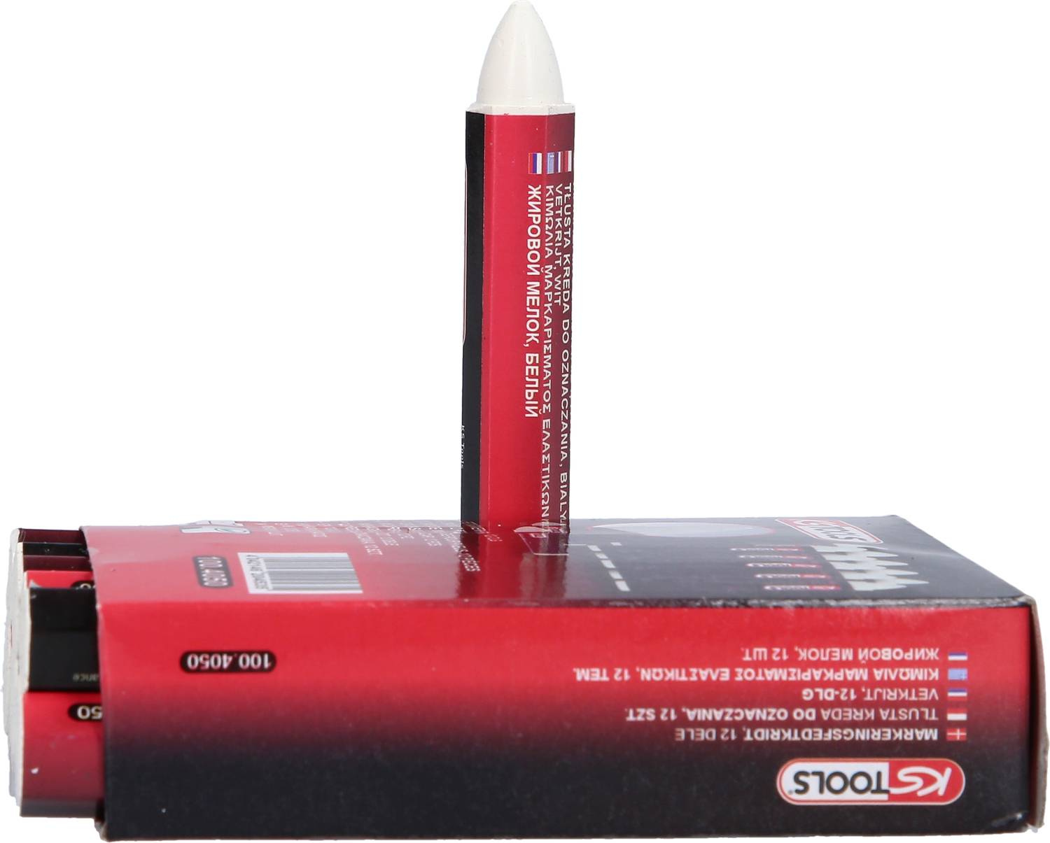 Rote Schachtel mit mehreren weißen Markierstiften. Ein Stift liegt quer auf der Schachtel. Text auf Schachtel in kyrillischer Schrift.