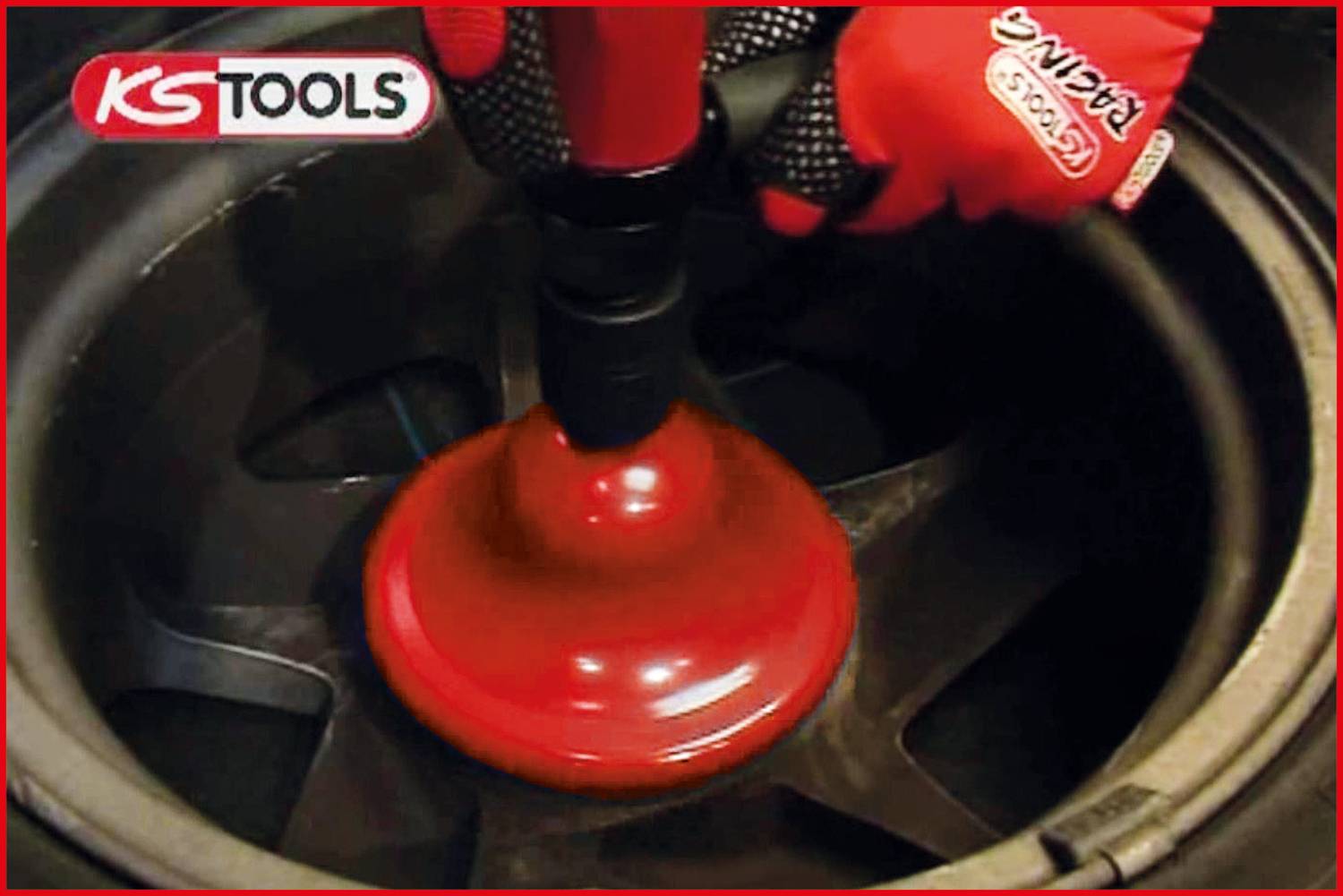 Eine Person benutzt eine rote Poliermaschine, um einen Autoreifen mit schwarzer Felge zu polieren. Markenzeichen 'KS Tools' sichtbar.