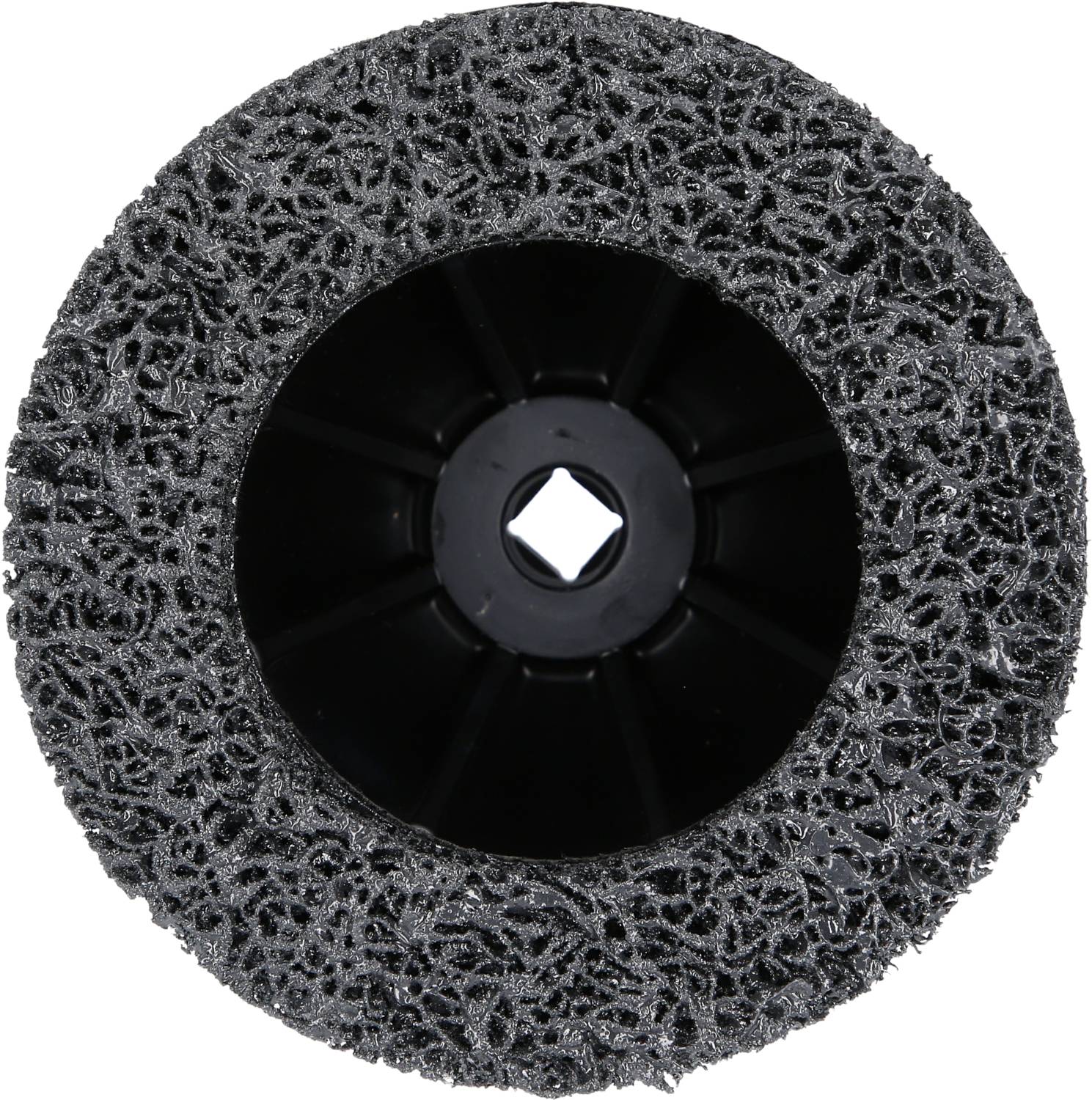 Eine schwarze Schleifscheibe mit porösem Schleifmaterial und quadratischer Aufnahmeöffnung in der Mitte, von oben betrachtet.