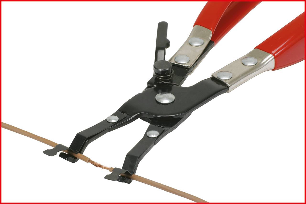 Rote Zange spannt einen dünnen Draht. Zange mit rotem Griff. Werkzeug im Vordergrund.