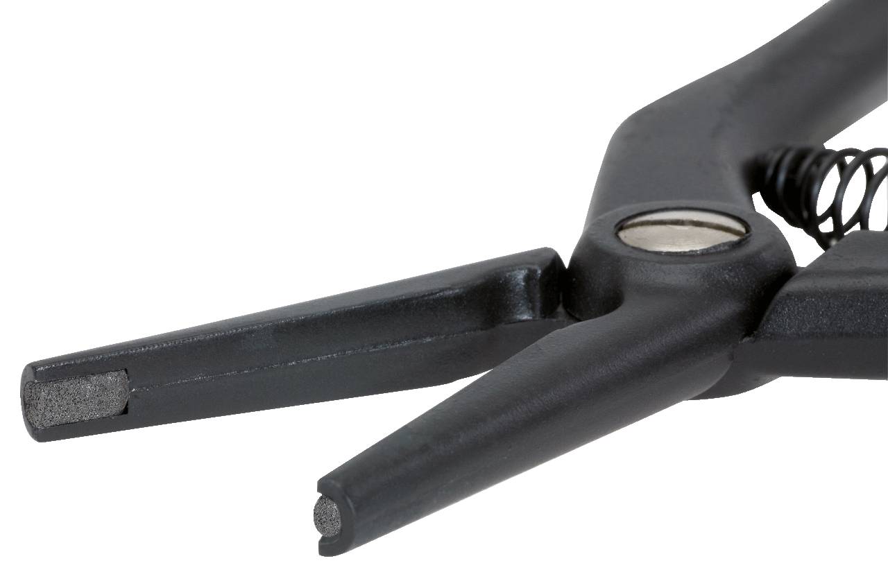 Nahaufnahme einer schwarzen Zange mit feiner Spitze. Perfekt zum präzisen Arbeiten bei Reparaturen oder Feinmechanik.
