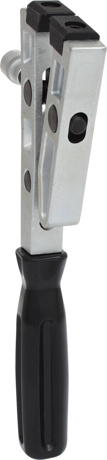 Metallisches Werkzeug mit verstellbarem, schwarzem Griff und drehbarem Mechanismus. Geeignet zum Befestigen oder Klemmen.