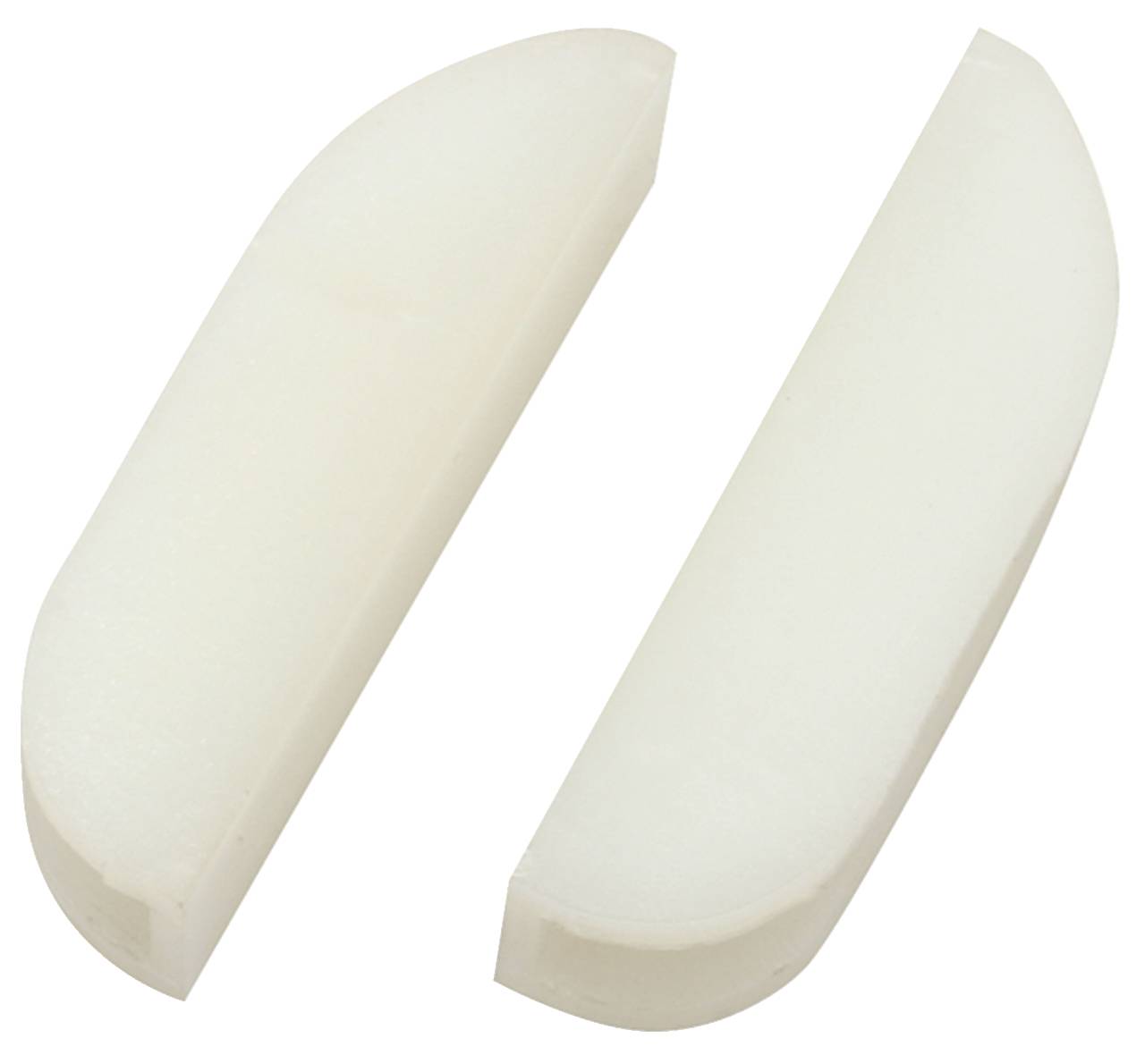 Zwei weiße Kunststoffteile, leicht gebogen, liegen nebeneinander auf weißem Hintergrund.