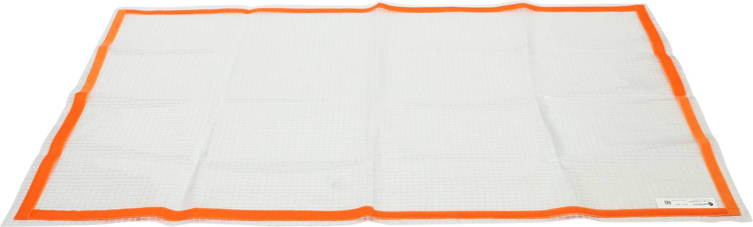 Weiße Decke mit orangefarbenem Rand auf weißem Hintergrund. Sie ist rechteckig und glatt ausgebreitet.