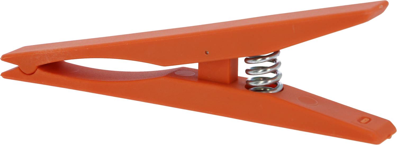 Eine orangefarbene Wäscheklammer mit einer Metallfeder, seitlich abgebildet.