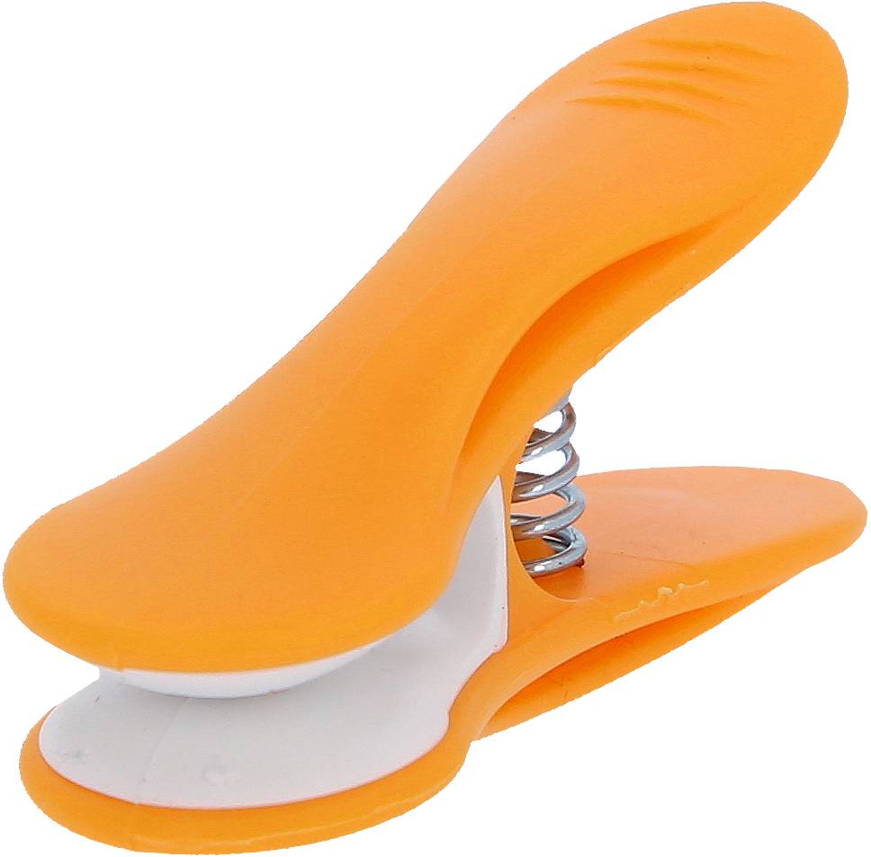 Ein oranger, klammerartiger Briefhalter mit Federmechanismus, der zum Fixieren von Papierbündeln verwendet wird.