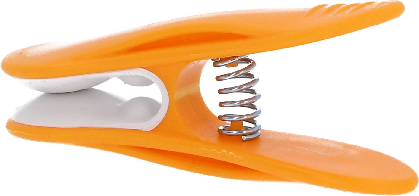 Orangefarbene Wäscheklammer mit Metallfeder, seitlich liegend.