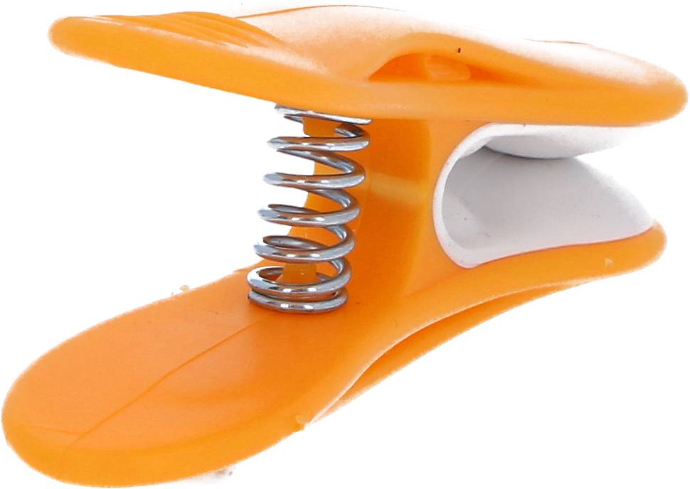 Ein orangefarbener Plastik-Wäscheklammer mit Metallfeder, liegt auf der Seite.