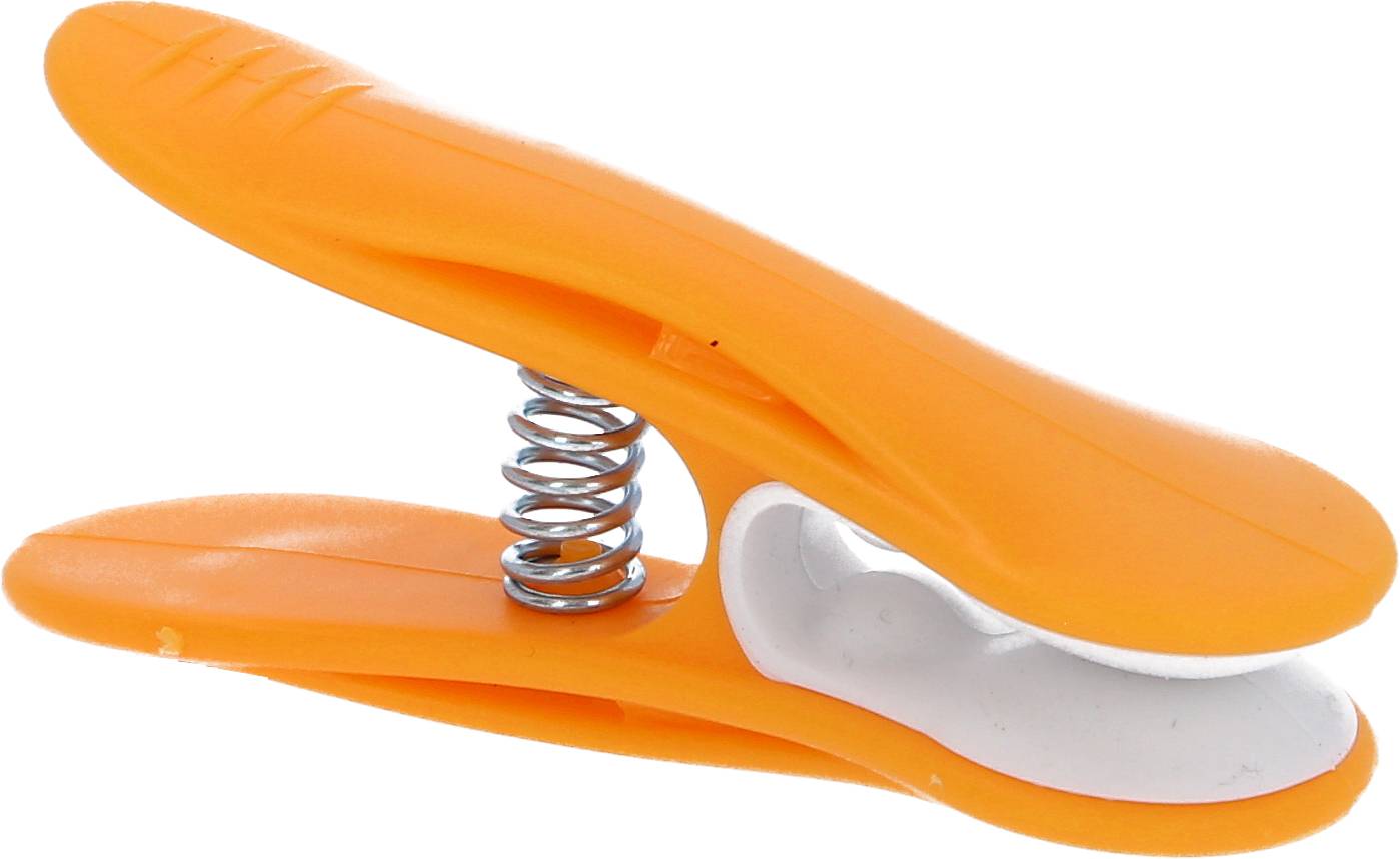 Eine orangefarbene Wäscheklammer mit Metallfeder auf weißem Hintergrund.