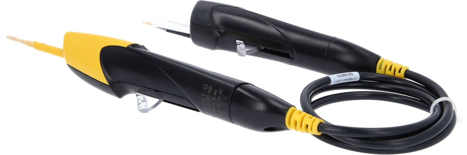 Ein schwarzes Kabel mit gelben Anschlüssen an beiden Enden, möglicherweise für elektrische Prüfungen oder Verbindungen geeignet.