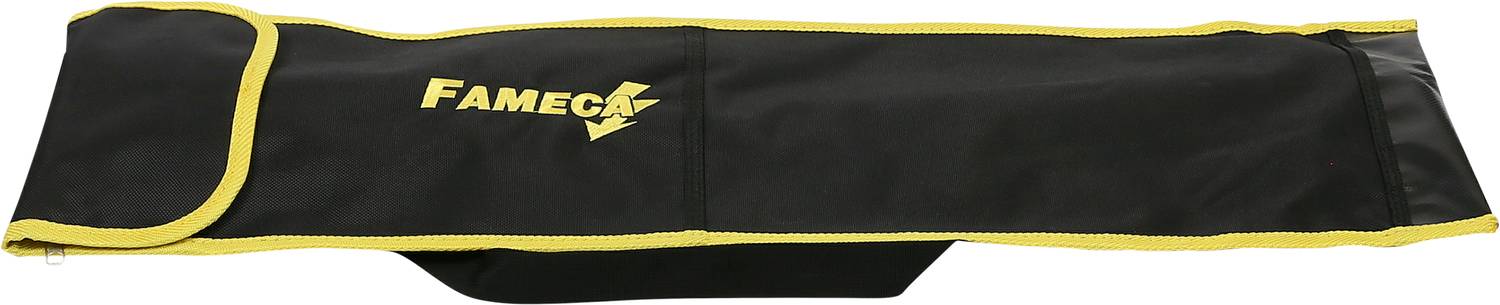 Eine schwarze Tasche mit gelbem Rand und dem Aufdruck 'FAMECA' in Gelb. Sie scheint aus Stoff zu sein.