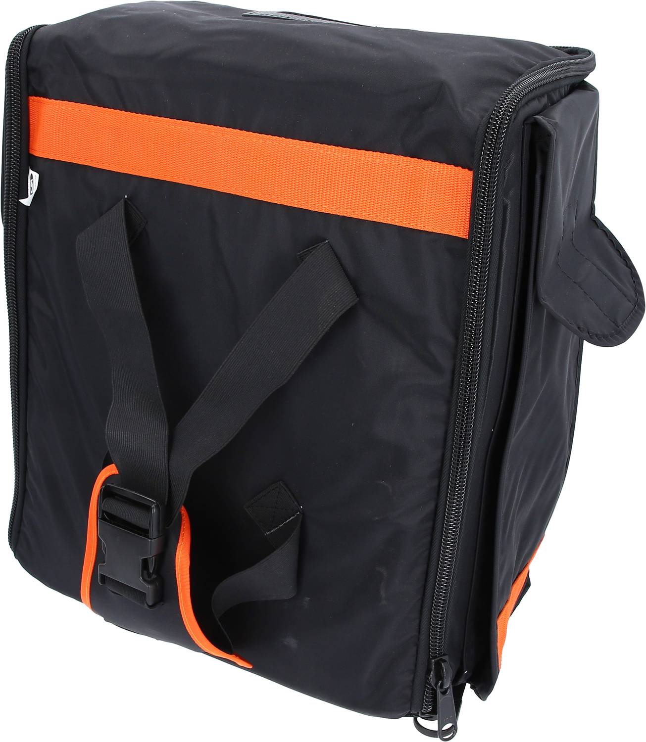 Eine schwarze Tasche mit einem orangefarbenen Streifen und einem Außengurt. Sie hat einen großen Reißverschluss und Griffe an den Seiten.