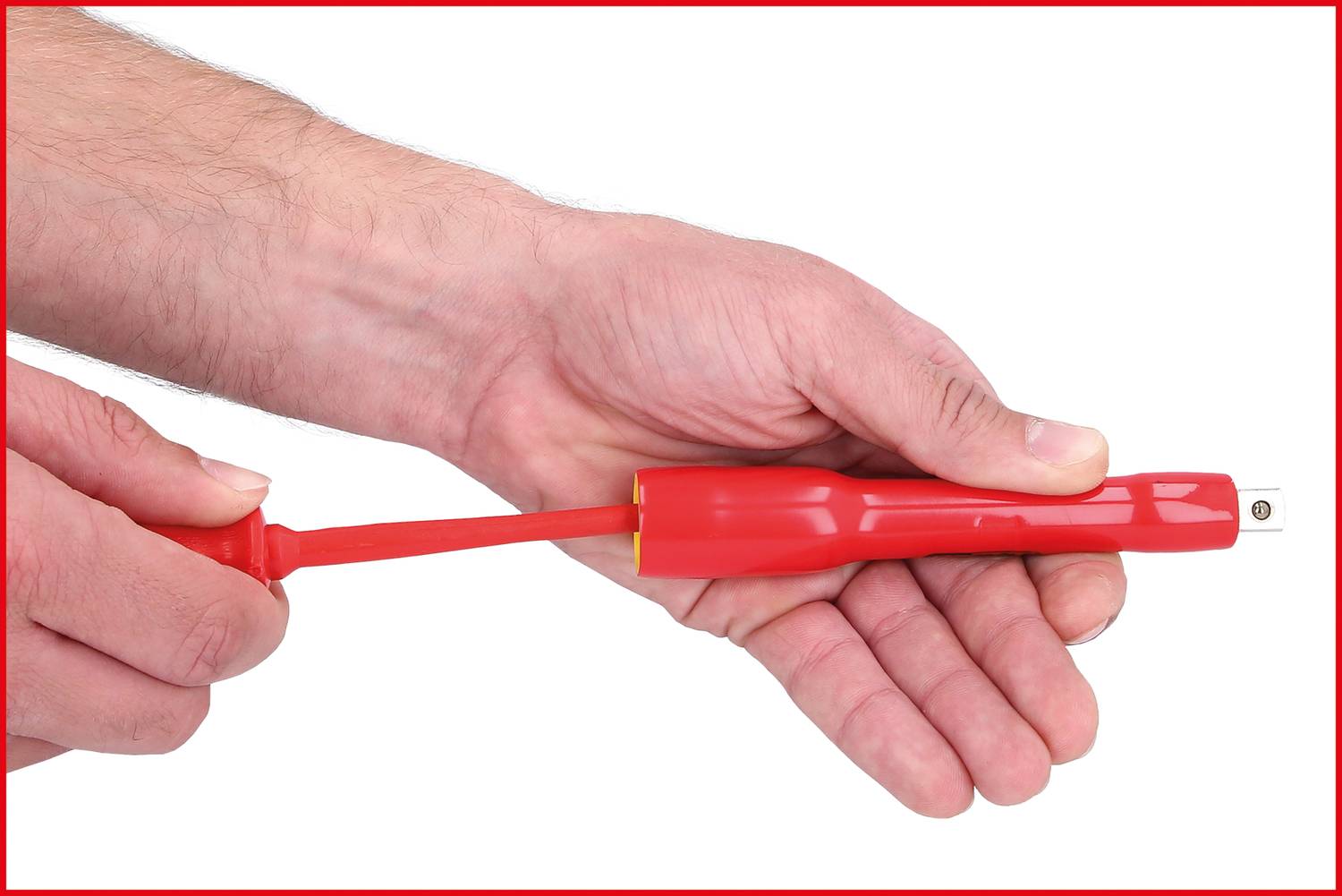 Eine Hand hält einen isolierten Schraubendreher.