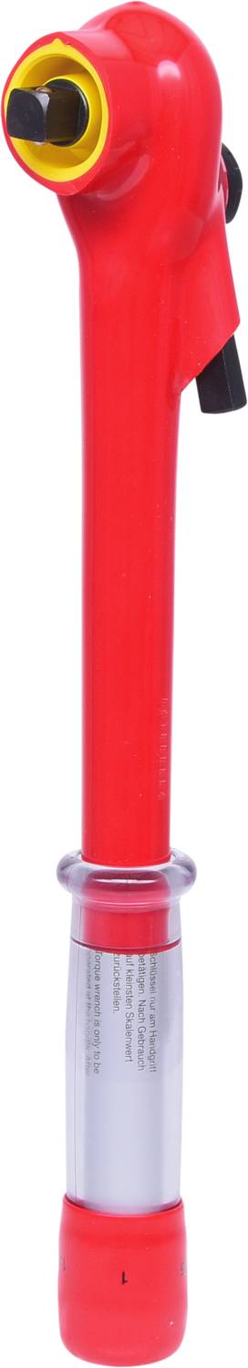 Rote Handluftpumpe mit schwarzem Ventilaufsatz und silbernem Griff. Geeignet für Fahrradreifen oder aufblasbare Gegenstände.