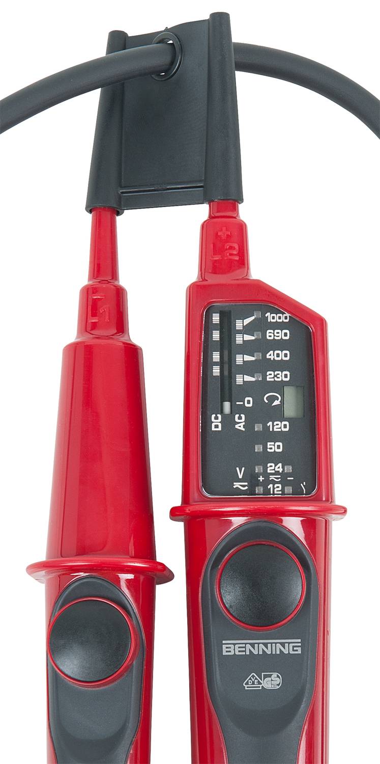 Rotes Spannungsmessgerät mit digitaler Anzeige, zeigt Spannungspegel in Volt von 12 bis 690 an. Zwei Messspitzen oben, Marke 'Benning'.