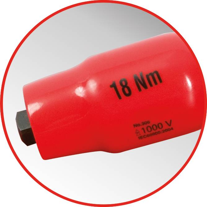 Ein roter Drehmomentschlüssel mit der Aufschrift '18 Nm', geeignet für Arbeiten bis 1000 V gemäß IEC-Norm 60900:2004.