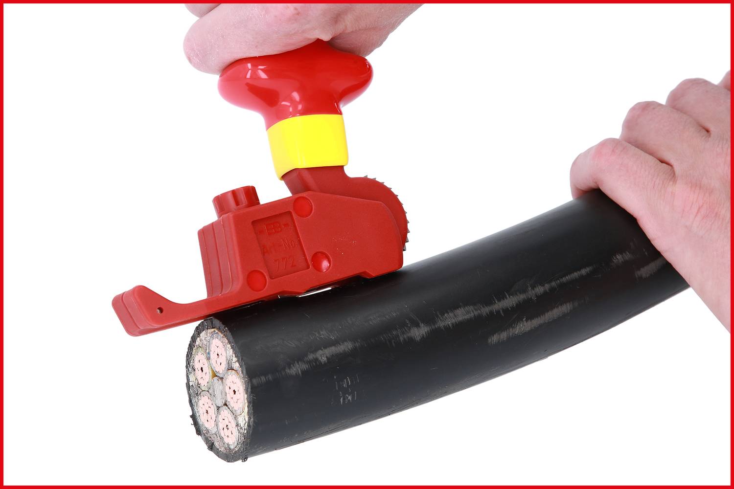 Eine Person schneidet ein dickes Kabel mit einem roten Kabelschneider, der über die Oberfläche des Kabels gleitet.