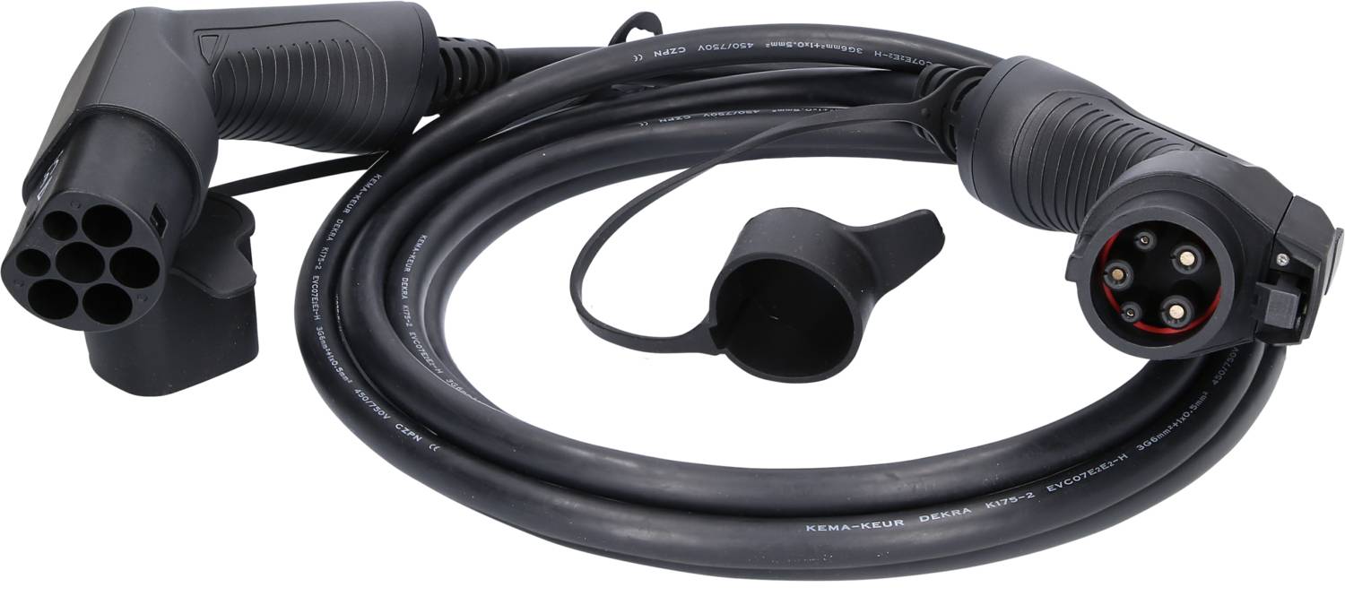 Ein schwarzes Ladekabel mit zwei Steckern für Elektrofahrzeuge, mit Abdeckung an einem Ende, auf weißem Hintergrund.