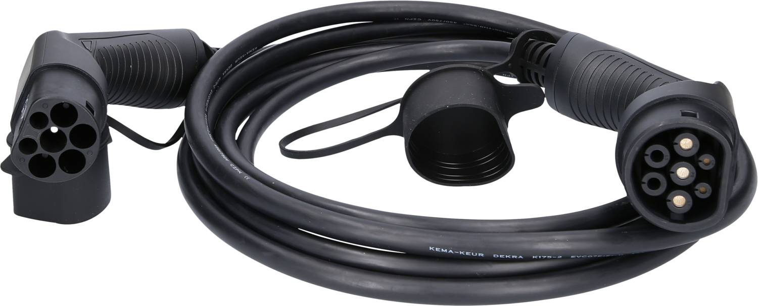 Schwarzes Ladekabel für Elektrofahrzeuge mit zwei Steckern. Zeigt Details der Anschlüsse, die typisch für E-Auto-Ladekabel sind.