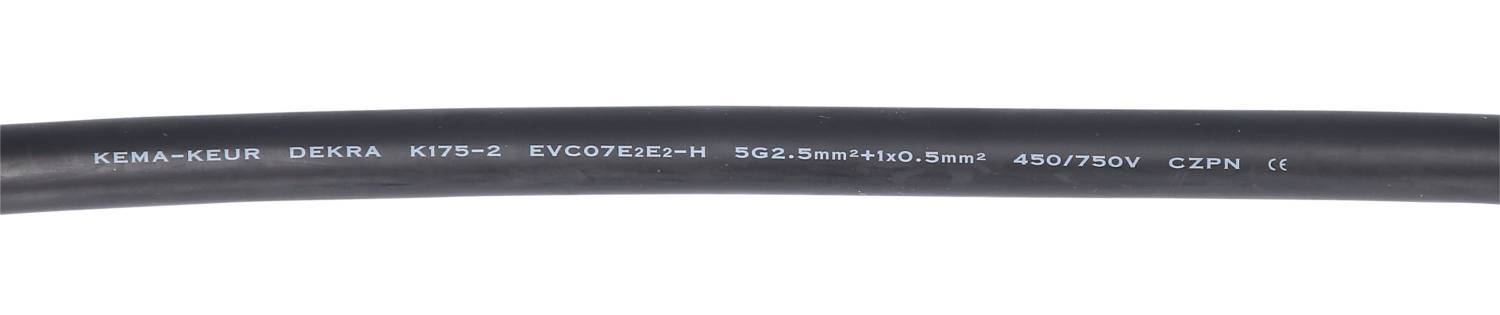 Schwarzes Elektrokabel mit Aufdruck: 'KEMA-KEUR DEKRA K175-3 EVC07EE3F-H 5G2,5mm²+1x0,5mm² 450/750V CZPN'.