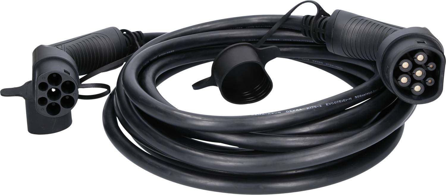 Ein schwarzes Elektroladekabel mit zwei Steckverbindern, das für das Aufladen von Elektrofahrzeugen verwendet wird.