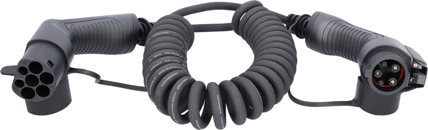 Zwei Stecker eines Ladekabels für Elektrofahrzeuge, verbunden durch ein spiralförmiges Kabel, auf hellem Hintergrund.