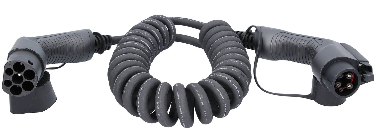 Ein spiralförmiges Ladekabel für Elektrofahrzeuge mit Steckern an beiden Enden, geeignet für das Laden von Elektroautos.