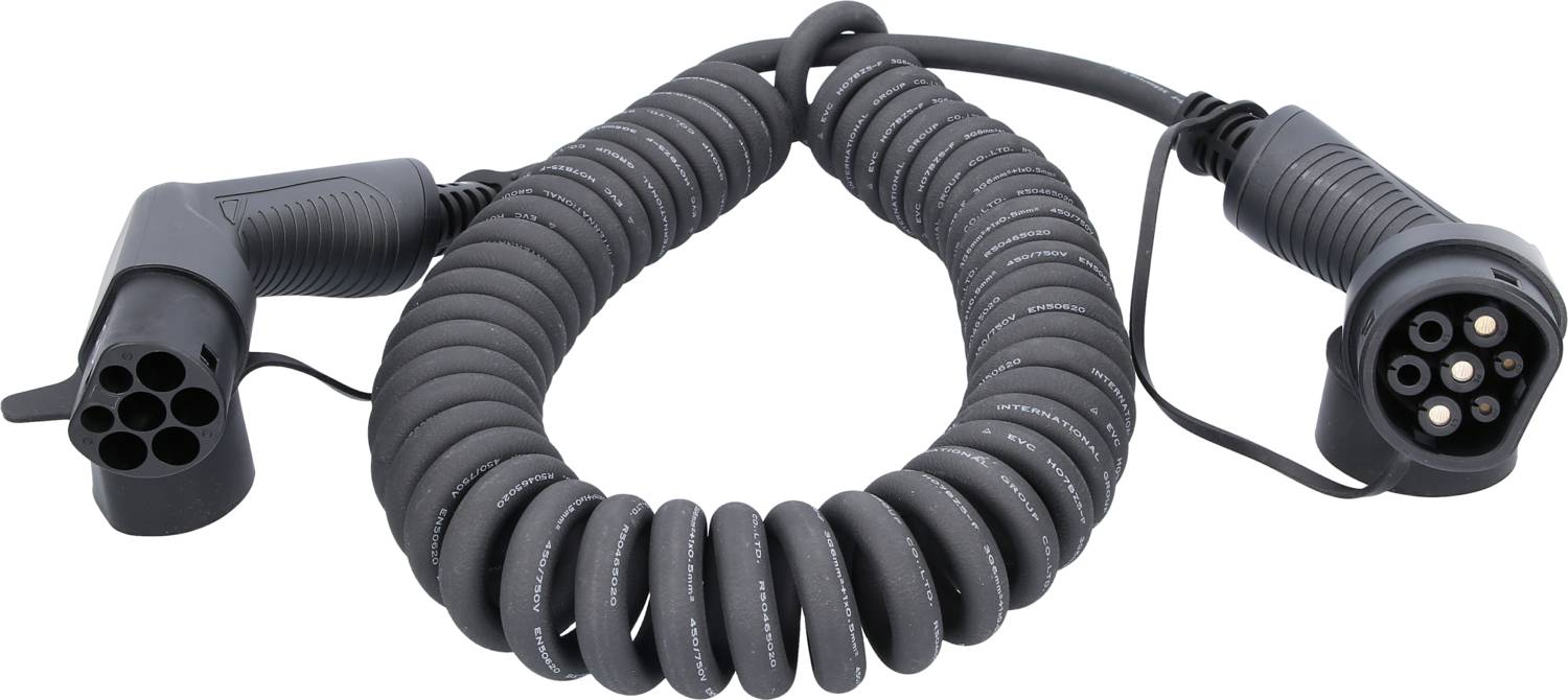 Schwarzes, spiralförmiges Ladekabel mit zwei Steckern an den Enden, Verwendung für Elektrofahrzeuge.
