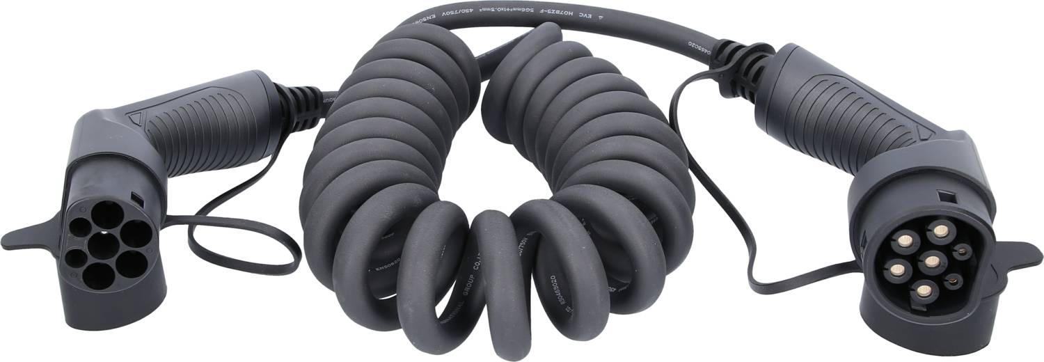 Ein schwarzes Ladekabel mit zwei Steckern für Elektrofahrzeuge, in einer Spirale aufgewickelt, liegt auf einer weißen Oberfläche.