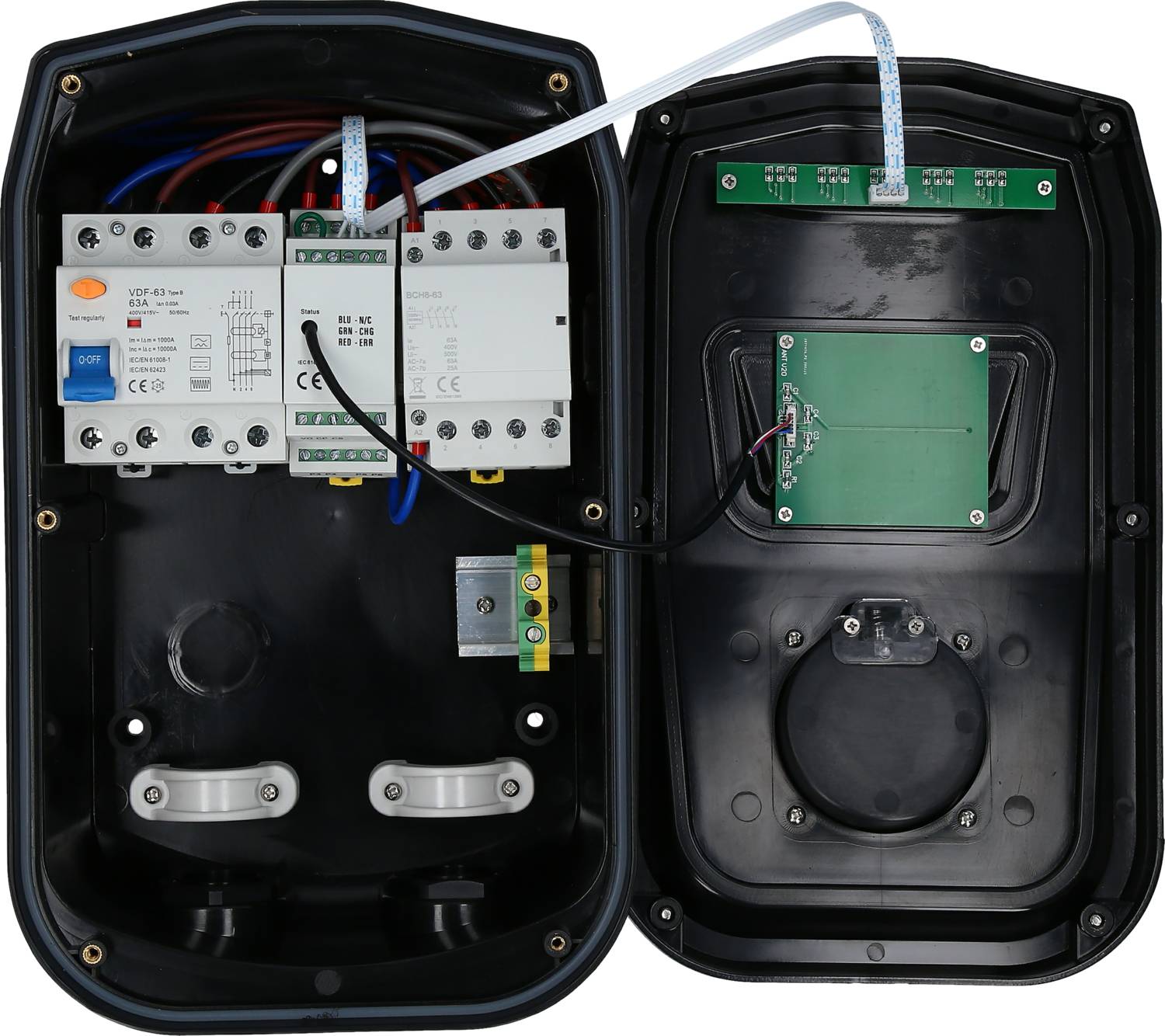 Geöffnetes elektrisches Gehäuse mit Schaltkreis und Kabeln, zeigt interne Komponenten einer Ladestation oder Steueranlage.