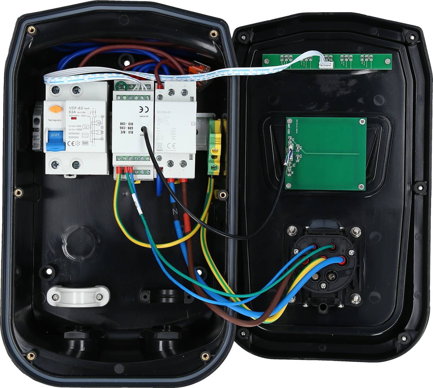 Ein geöffneter Stromkasten mit sichtbaren Kabeln und elektrischen Komponenten, einschließlich eines Schaltbretts und eines Schutzschalters.