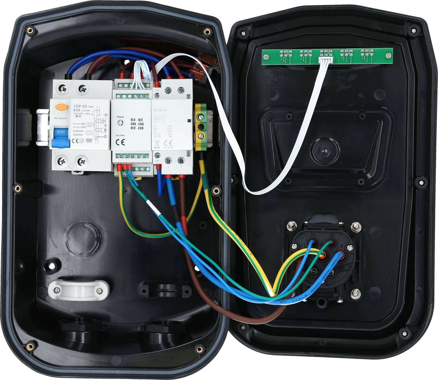 Elektrischer Anschlusskasten mit offenen Kabeln und Schaltkreisen. Links ein Leistungsschalter, rechts ein Anschlussmodul.