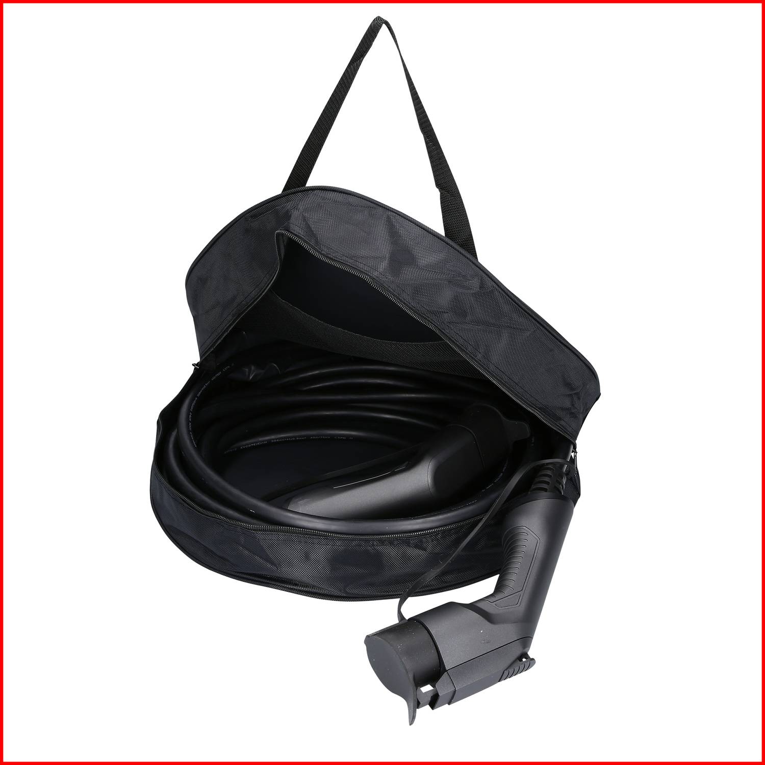 Ein schwarzes Kabel mit Steckern für das Laden eines Elektroautos ist in einer offenen, schwarzen Tragetasche verstaut.