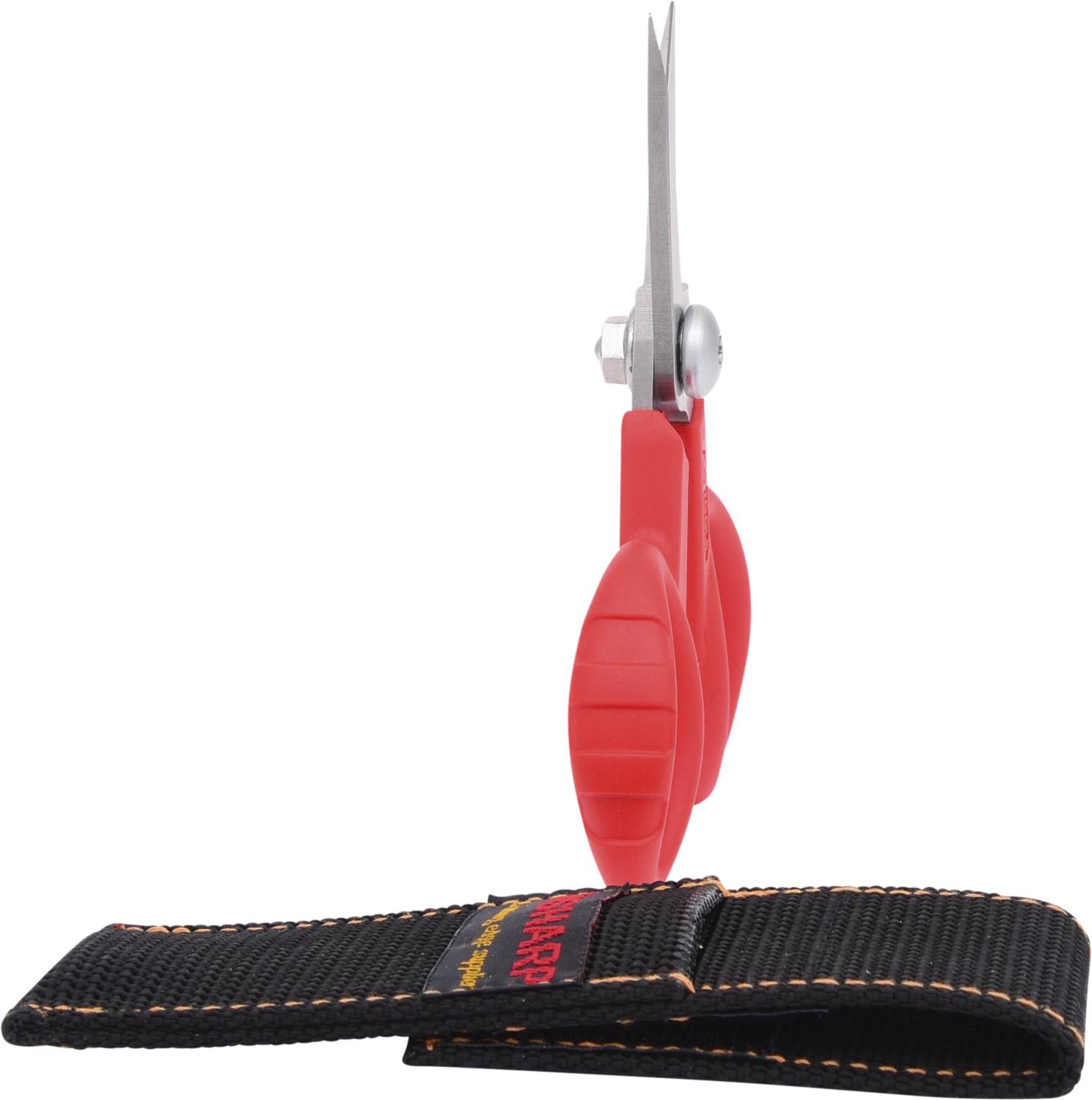 Rote Schere mit scharfer Spitze in seitlicher Ansicht, daneben eine schwarze Schutzhülle abgelegt auf weißem Hintergrund.