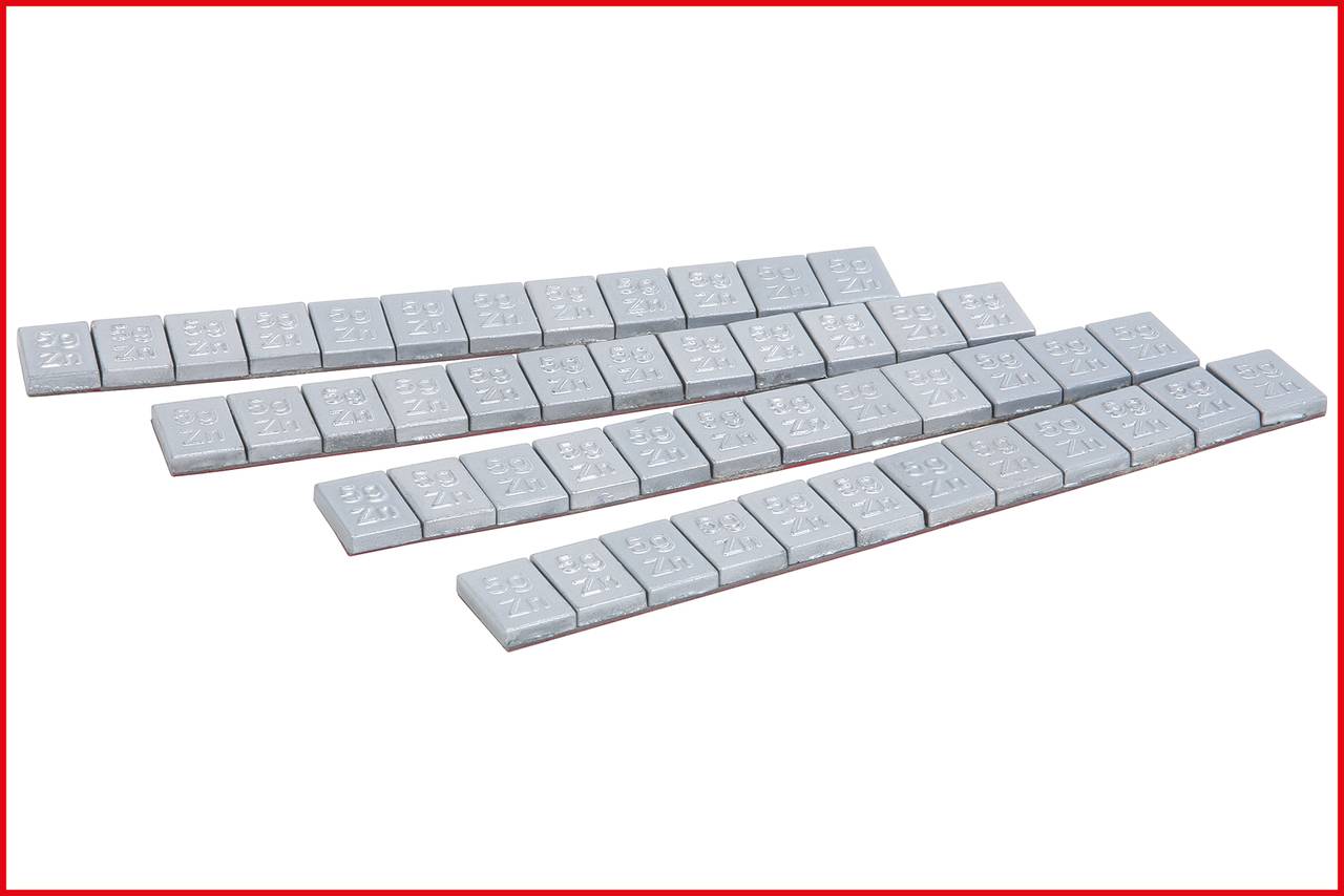 Graue, rechteckige Gewichte aufgereiht in vier parallelen Reihen auf weißem Hintergrund. Sie sind kleine Plättchen mit eingeprägtem Text.