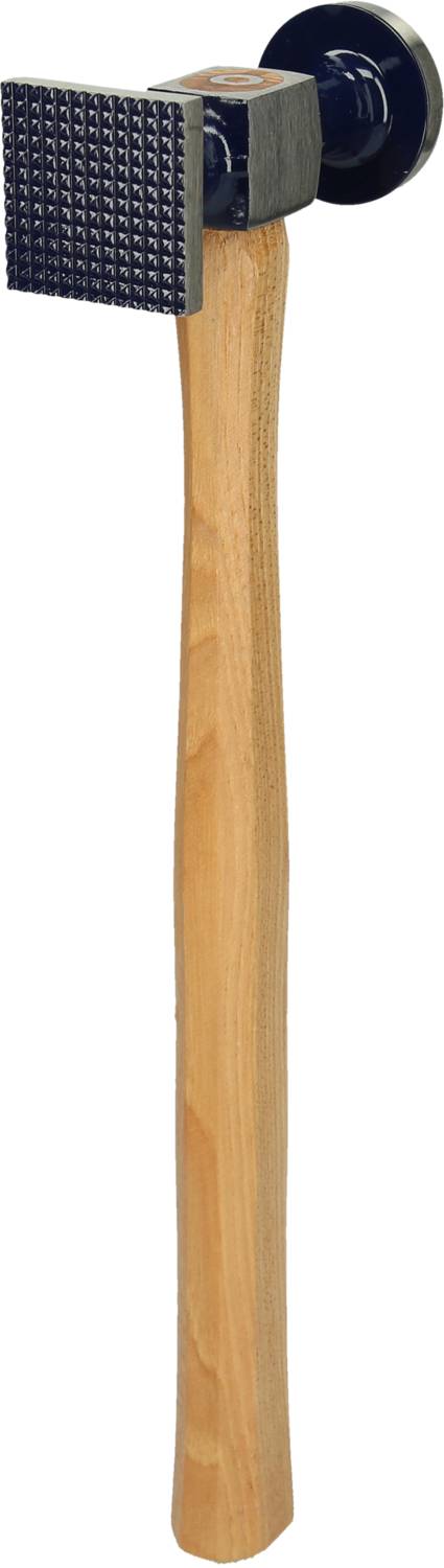 Ein Fleischhammer mit einem glatten Holzgriff und einem quadratischen Metallkopf mit rutschfester Oberfläche, zum Zerkleinern von Fleisch.