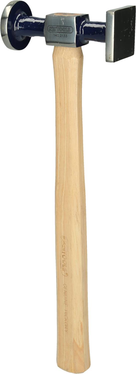 Ein Hammer mit langem Holzgriff und metallischem Kopf, verwendet zum Hämmern von Nägeln oder für andere Bauarbeiten.