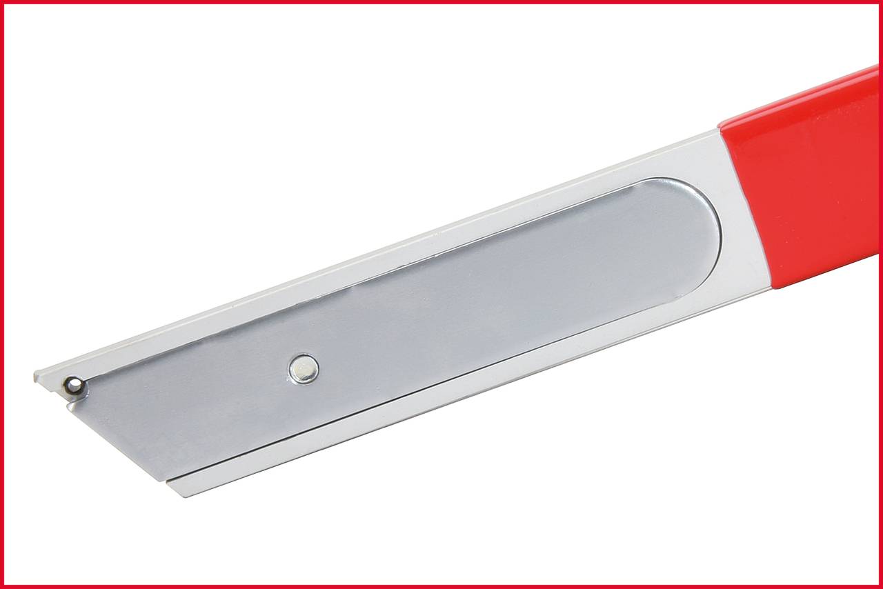Nahaufnahme eines roten Cuttermessers mit ausgezogener silberner Klinge.