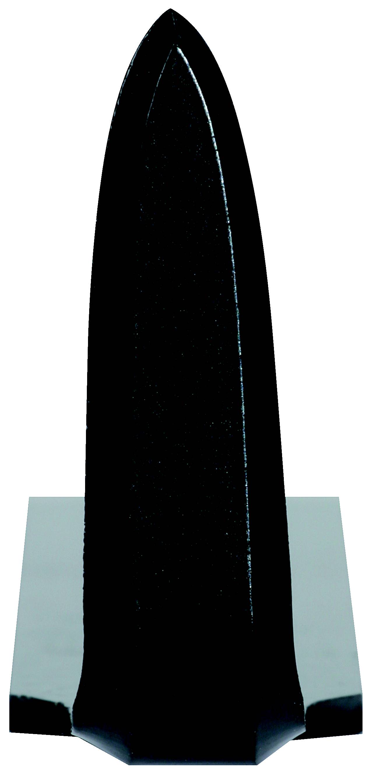 Ein schwarzes, hoch aufragendes, spitz zulaufendes, glattes Objekt auf einer rechteckigen Basis.
