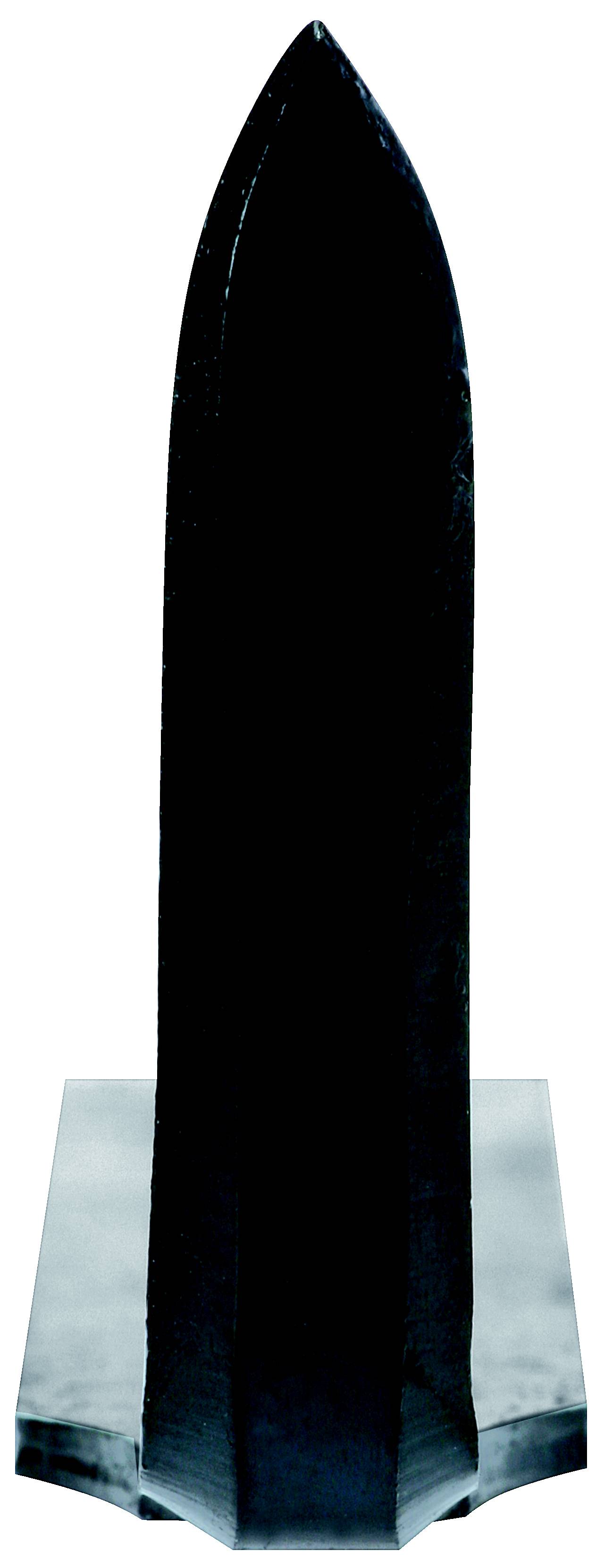 Schwarzer, spitzer Obelisk auf rechteckigem Sockel, aus glänzendem Material.