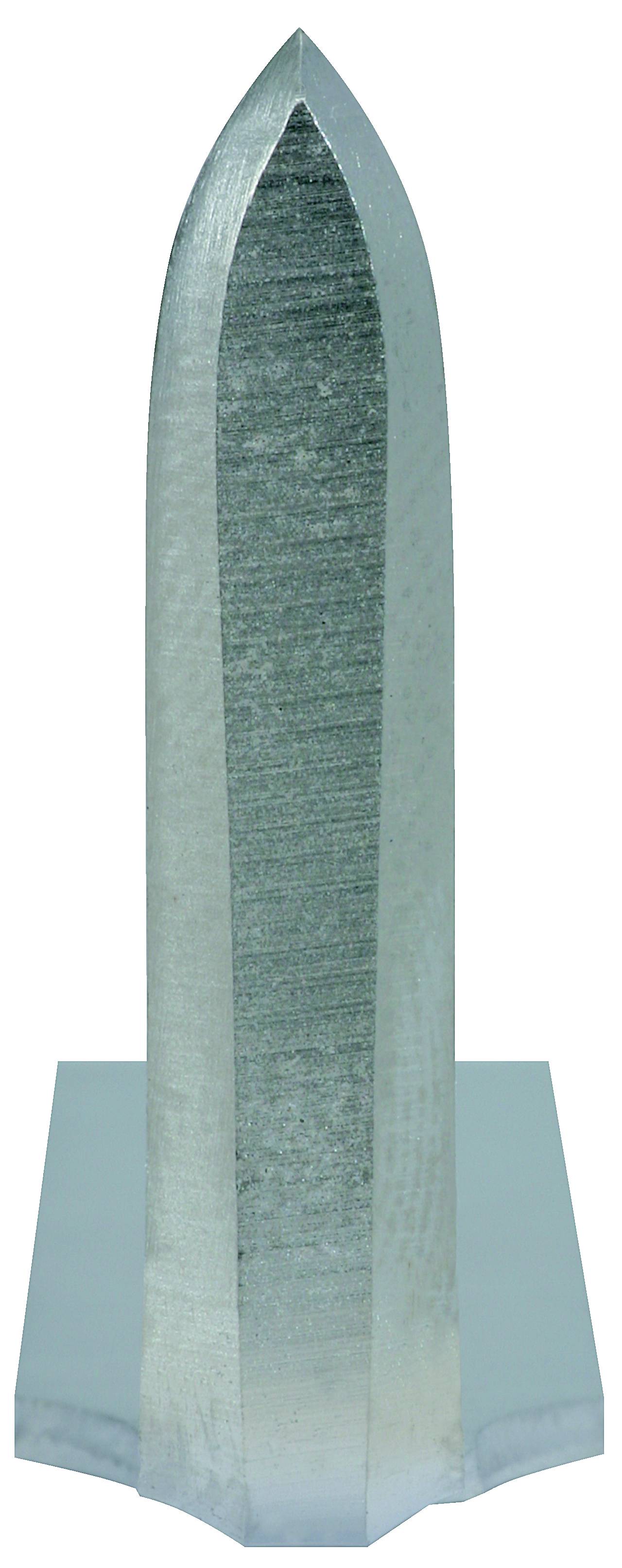 Metallischer Obelisk mit glatter, silberner Oberfläche steht auf einer rechteckigen Basis.
