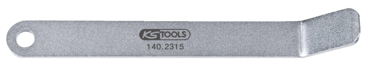 Ein silbernes Flachblecheisen mit abgewinkelter Spitze und Loch an einem Ende. Aufschrift: 'KSTools 140.2315'.