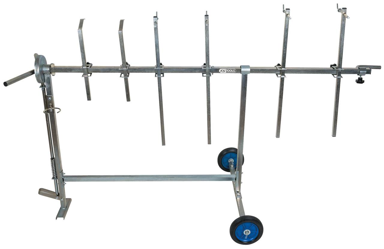 Ein Metallgestell mit acht Haken, montiert auf zwei Rädern und einem Handgriff an der linken Seite, vermutlich für Transportzwecke.