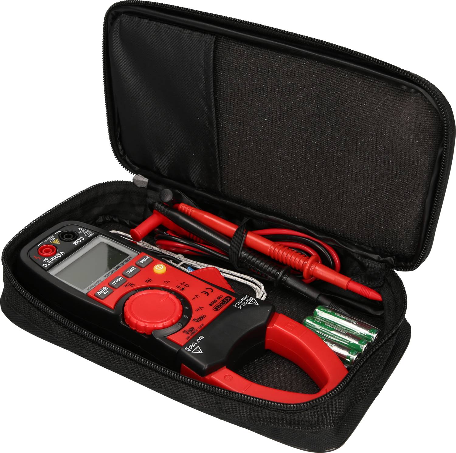 Ein geöffneter Koffer mit einem digitalen Multimeter und Zubehör, darunter Messleitungen und Batterien.
