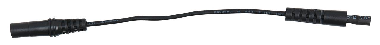 Ein schwarzes Kabel, das an beiden Enden mit Steckverbindern versehen ist.