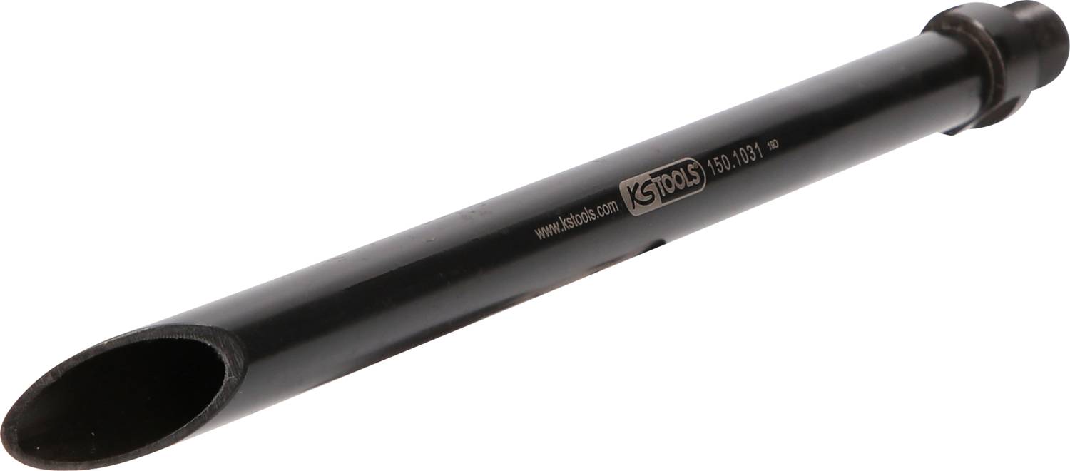 Ein schwarzes, zylindrisches Metallrohr mit einer abgeschrägten Öffnung, vermutlich ein Ersatzteil oder Werkzeugaufsatz.