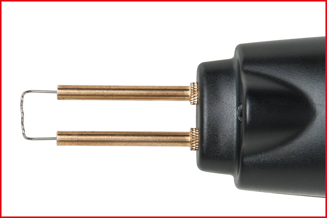 Nahaufnahme eines elektrischen Lötkolbens mit zwei Metallstangen und schwarzem Griff.