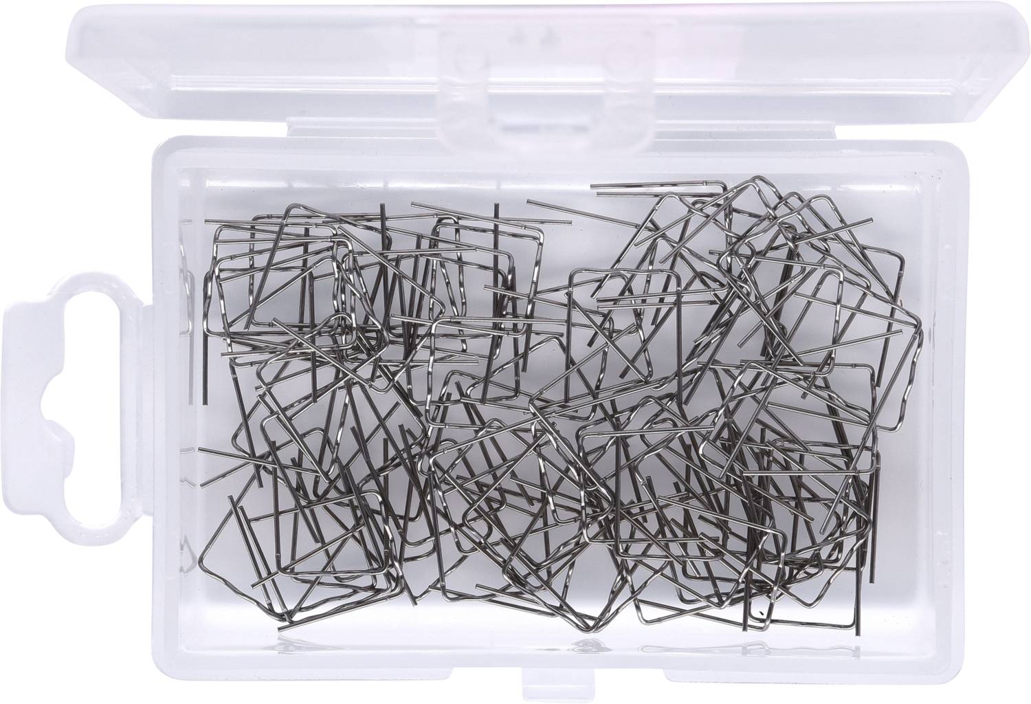 Eine geöffnete Plastikbox voller silberner Büroklammern in quadratischer Form.